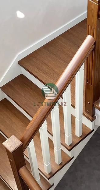 Лестница трехмаршевая с деревянным ограждением под заказ фото 4