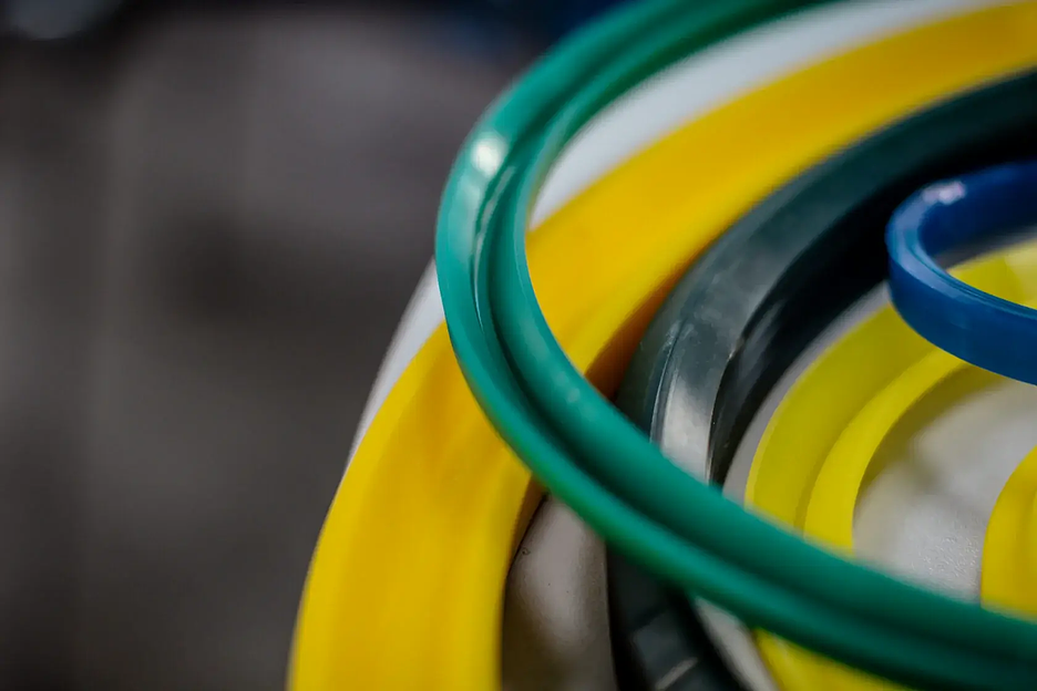 Уплотнения из полиуретана, шевроны, грязесъемники сложного сечения по чертежам фото 1