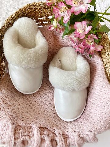 Женские меховые тапочки жемчужные закрытые с кожаным верхом фото 2