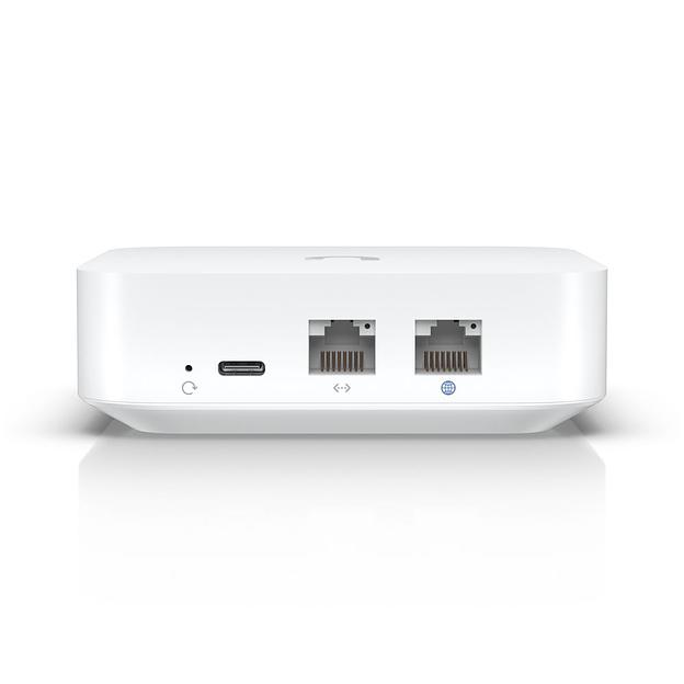 Маршрутизатор Ubiquiti UniFi Express Impressively compact UniFi Cloud Gateway and WiFi 6 access point that runs UniFi Network. Powers an entire network or simply meshes as an access point. фото 4