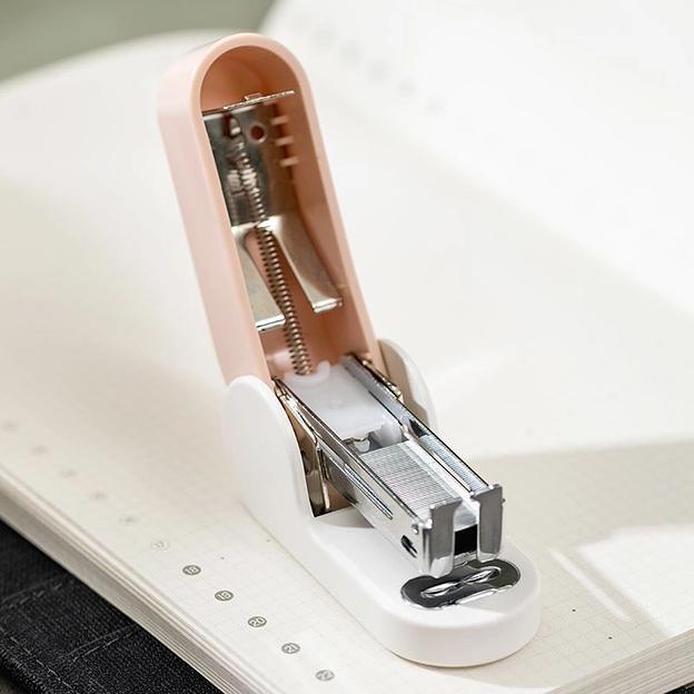 Степлер мини Deli EK203-PK EK203 24/6 26/6 (15листов) встроенный антистеплер розовый 15скоб металл/пластик коробка фото 3