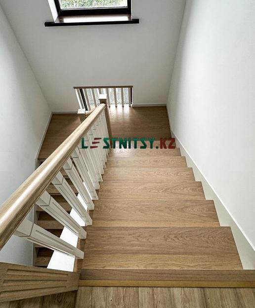 Лестница двухмаршевая на бетонном основании под заказ фото 10