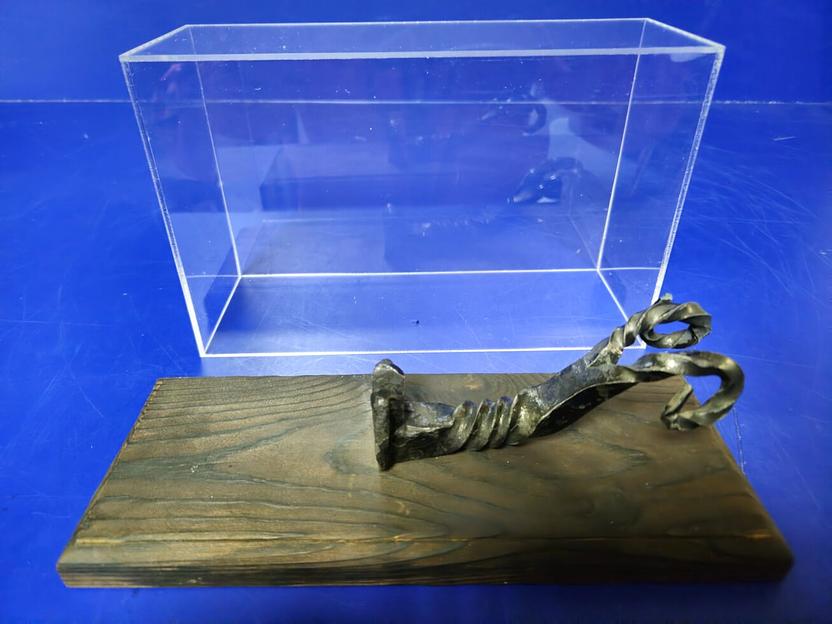 Короб из акрила для хранения сувенирного ножа. Производство акриловых коробов, кубов, контейнеров. фото 3