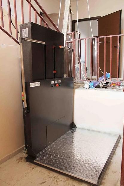 Вертикальный подъёмник для инвалидов с дополнительными поручнями фото 2