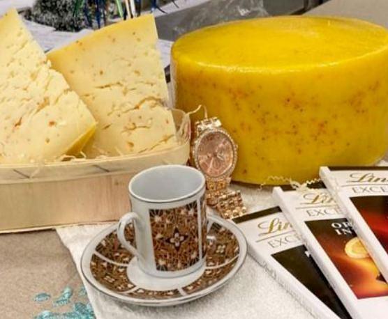 Сыр «Куршаваль» с красным перцем цилиндр фото 1