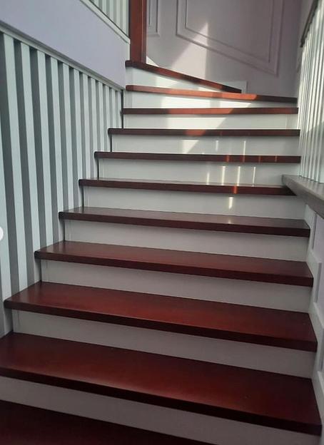 Лестница поворотная с реечным ограждением под заказ фото 5