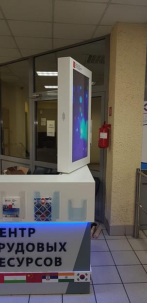 Стойка ресепшен с сенсорным экраном и видеопанелью фото 2