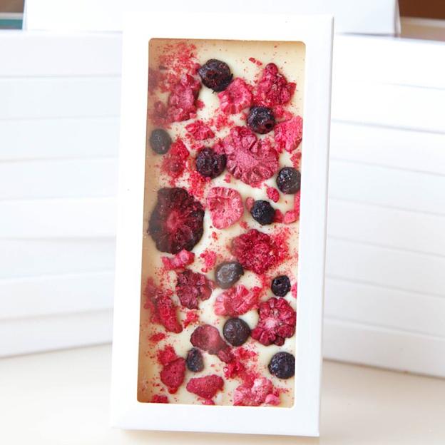 Белый шоколад ручной работы Chocolove с ежевикой, вишней и малиной фото 1