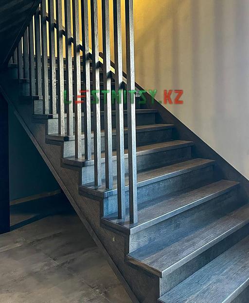 Лестница с ограждением из деревянных реек под заказ фото 3