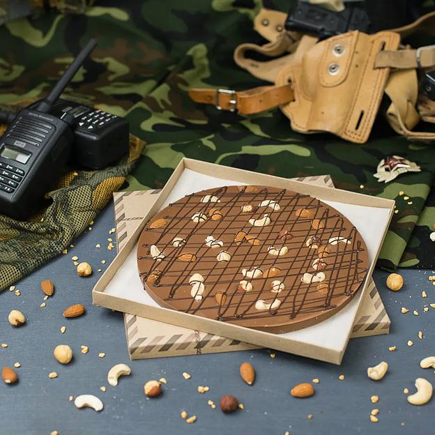 Подарочная шоколадная круглая плитка Fradе́ «Шоколадная пицца» (фундук, миндаль, кешью) 300-330 г фото 2