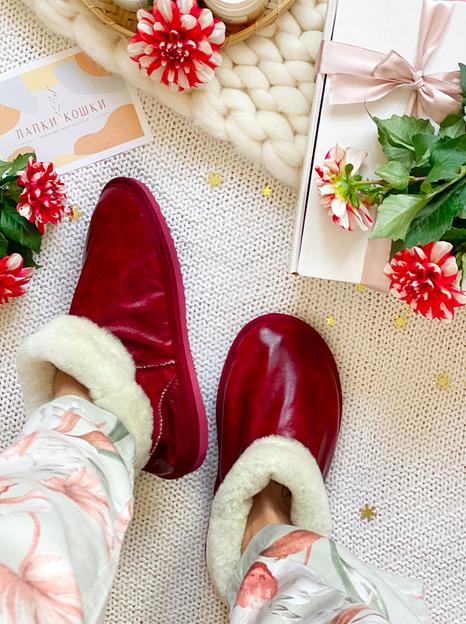 Чуни из натуральной овчины жемчужные с кожаным красным верхом фото 2