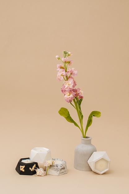 Ароматическая свеча из соевого воска Eden touch «Шестигранник» в гипсовом подсвечнике, белый фото 2