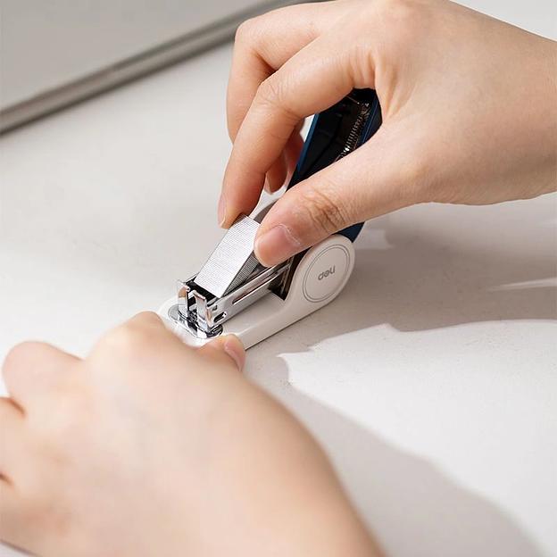 Степлер мини Deli EK203-GR EK203 24/6 26/6 (15листов) встроенный антистеплер зеленый 15скоб металл/пластик коробка фото 3