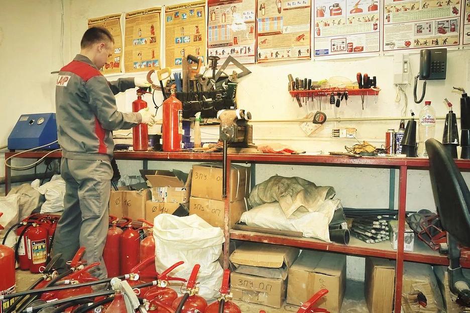 Услуга по перезарядке огнетушителей фото 1