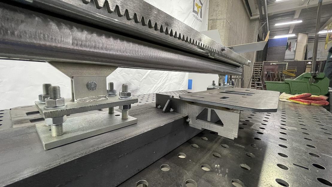 Универсальное монтажное основание для электропривода откатных ворот ОПТ фото 3