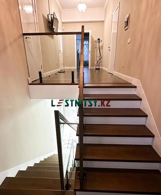 Лестница двухмаршевая с ограждением из стекла под заказ фото 4