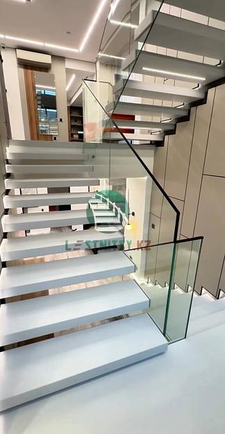 Консольная лестница со стеклянным ограждением под заказ фото 10