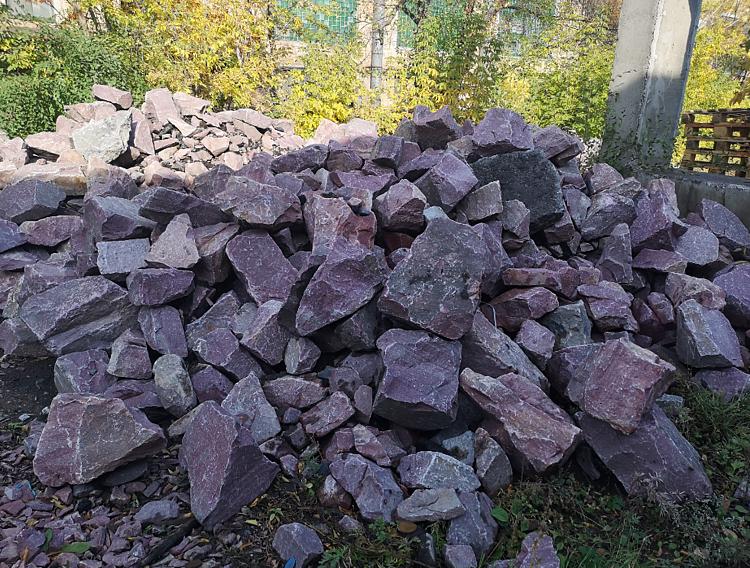 Банный камень Кварцит малиновый колотый, 20кг, коробка опт фото 1