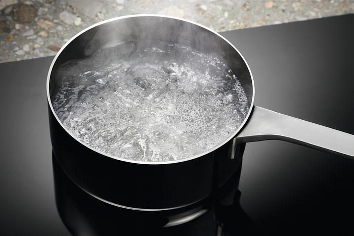 Индукционная варочная поверхность Electrolux LIT30231C черный фото 6