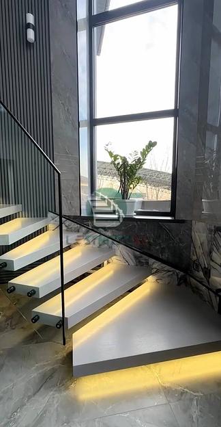 Лестница поворотная консольная с ограждением из стекла под заказ фото 1