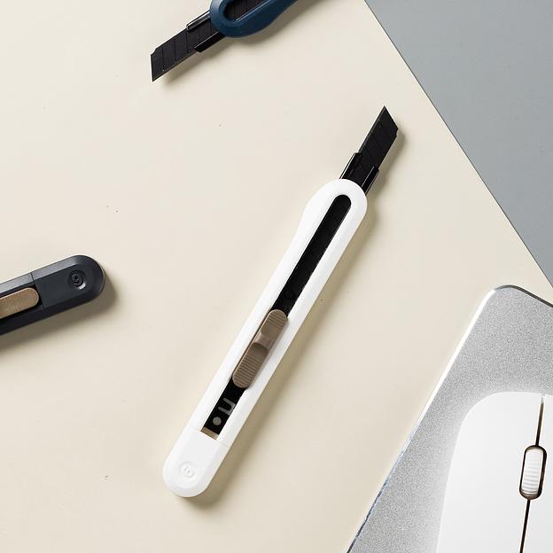 Нож канцелярский Deli ENS063-WT Nusign шир.лез.9мм фиксатор сталь белый фото 9