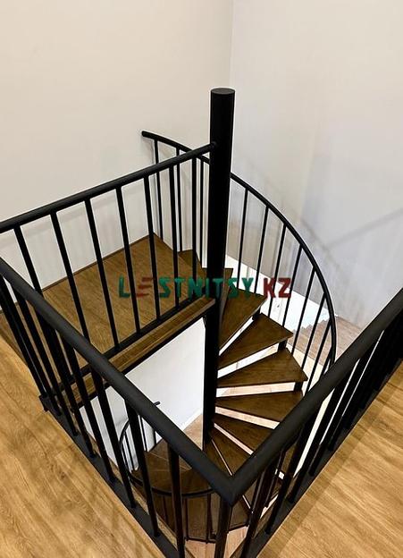 Лестница винтовая с металлическим ограждением под заказ фото 7