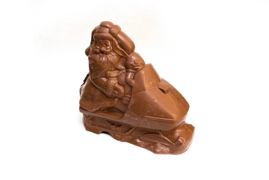 Новогодняя шоколадная фигурка ручной работы Fradе́ «Дед Мороз с зайцем на снегоходе» 262 г фото 6