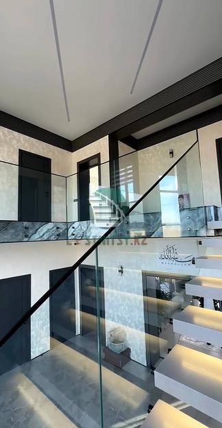 Лестница поворотная консольная с ограждением из стекла под заказ фото 3