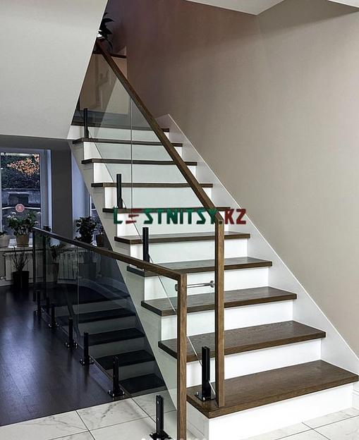 Лестница двухмаршевая с ограждением из стекла под заказ фото 1