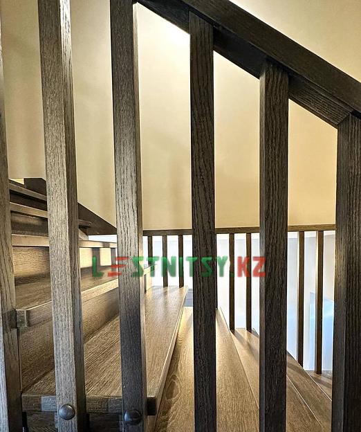 Лестница с ограждением из деревянных реек под заказ фото 9