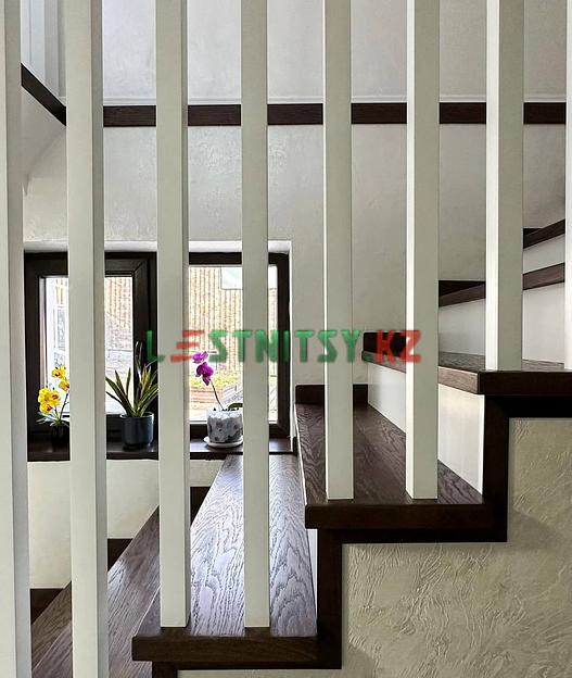 Лестница с ограждением до потолка под заказ фото 5