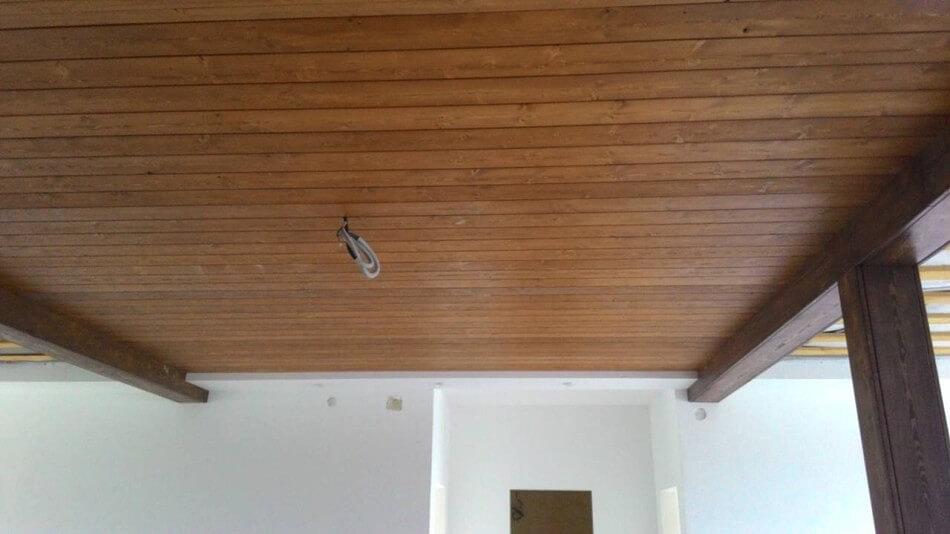 Отделка потолка деревом фото 3