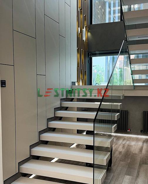 Консольная лестница со стеклянным ограждением под заказ фото 1