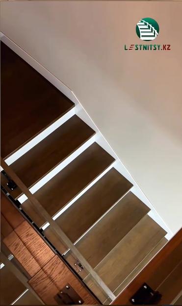 Лестница двухмаршевая с ограждением из стекла под заказ фото 6