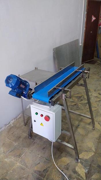 Ленточный мини-транспортер со столешницей для маркировки фото 2