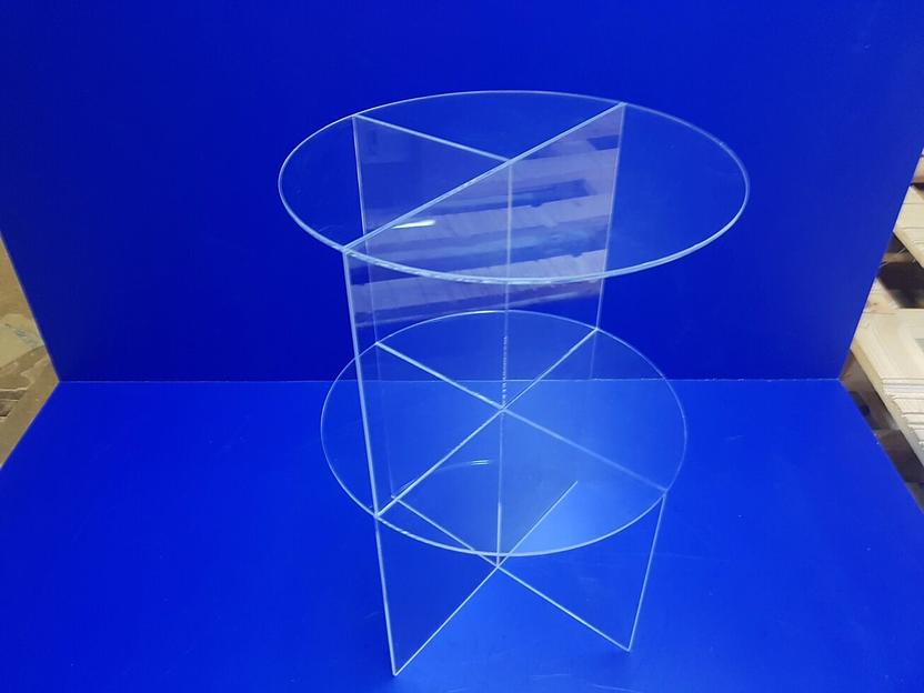 Этажерка из оргстекла для выставочного зала магазина, бутика. фото 2