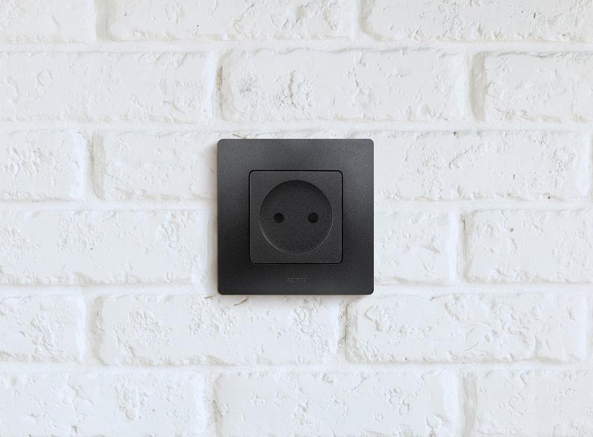 ETIKA Розетка 2К на винтах, защ. шт., антрацит Legrand 672634 фото 3