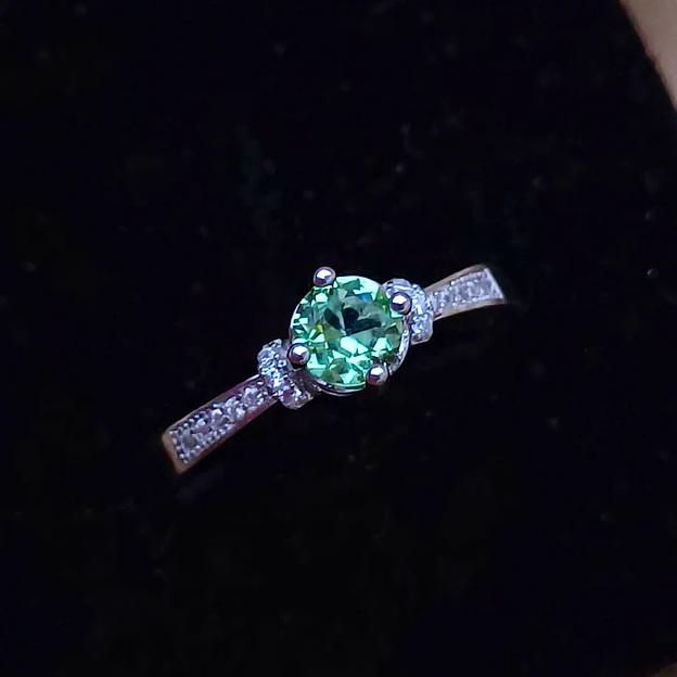 Серебряное кольцо «Хюррем» с зеленым фианитом фото 1