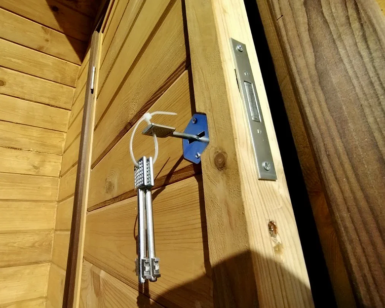 Установка врезного замка в дверь бани фото 1