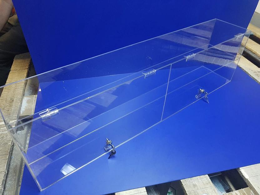 Подвесная витрина из оргстекла с дверками. фото 3