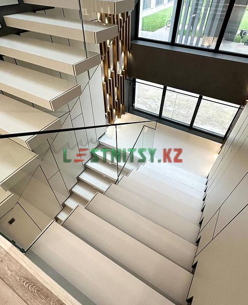 Консольная лестница со стеклянным ограждением под заказ фото 2