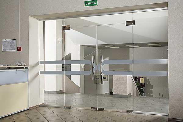 Маятниковая дверь с фрамугой фото 1