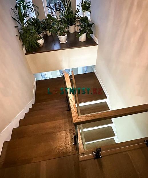 Лестница двухмаршевая с ограждением из стекла под заказ фото 5