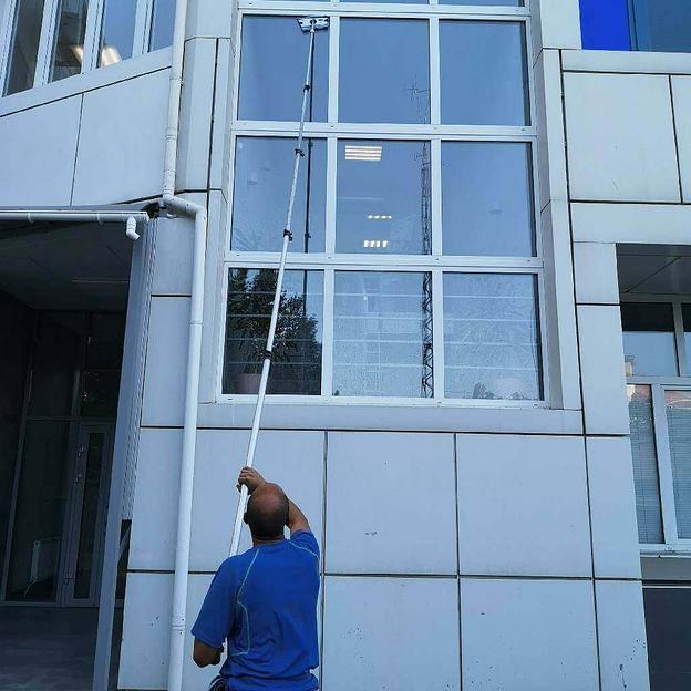 Мойка фасадов, мойка окон, мойка рекламных щитов, мойка витрин, мойка витражей фото 1