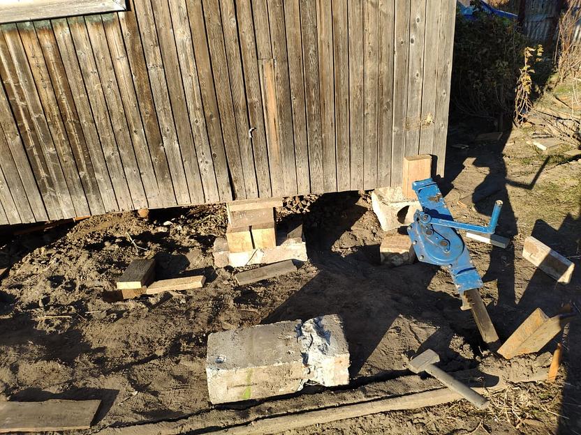 Перенос домов на винтовые сваи, передвигают дома фото 6