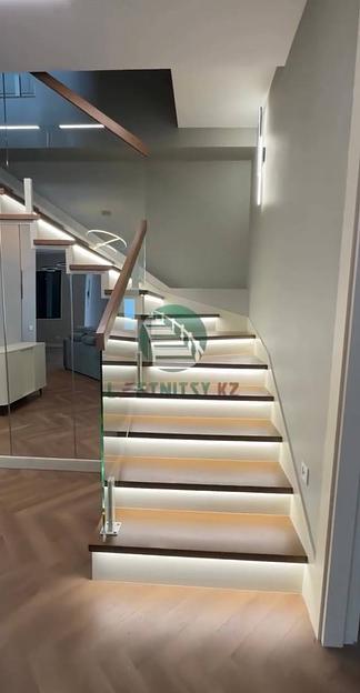 Лестница на двух ломаных косоурах с ограждением из стекла под заказ фото 1