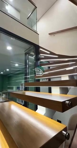 Лестница на белом монокосоуре со стеклянным ограждением под заказ фото 4