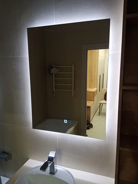 Изготовление зеркала с парящей подсветкой, сенсором и диммером 700х1000 мм фото 3