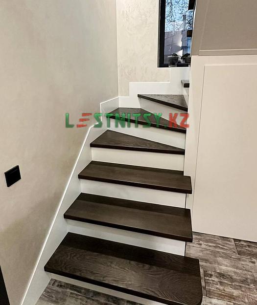 Лестница на деревянном каркасе под заказ фото 2