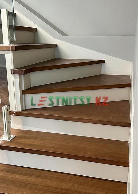 Лестница на ломаных косоурах со стеклянным ограждением под заказ фото 4